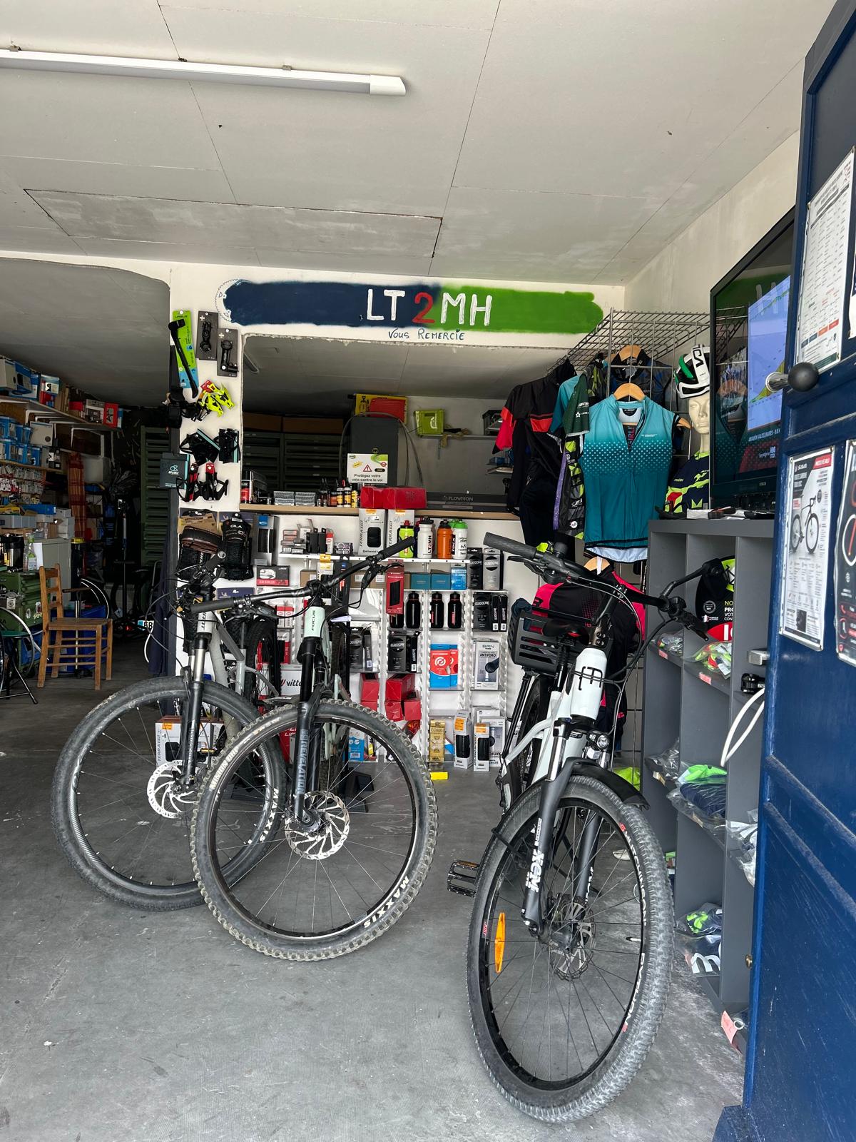 Devant l'atelier LT2MH Bici