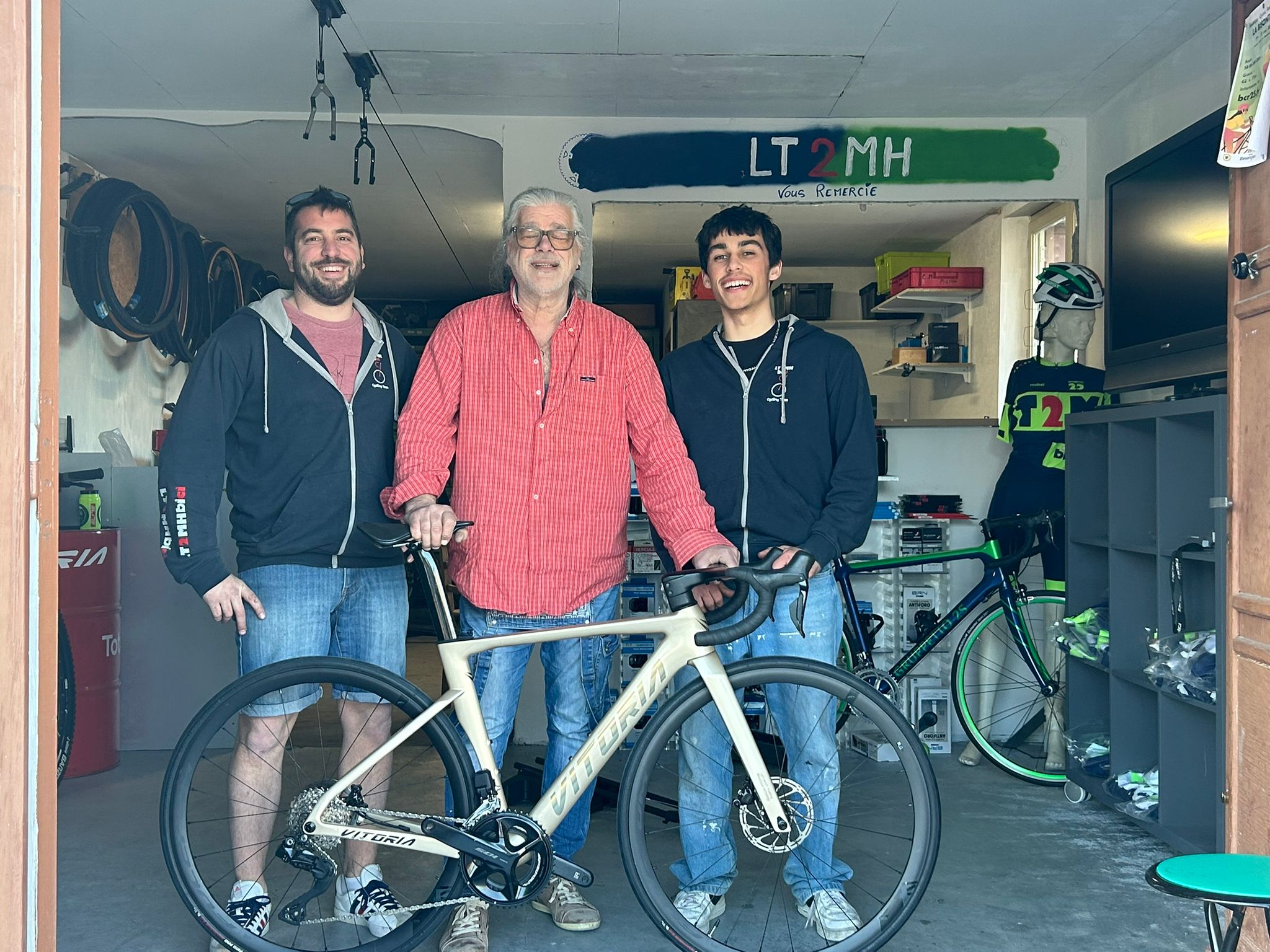 Manuel, Tony et Enzo dans l'atelier LT2MH Bici