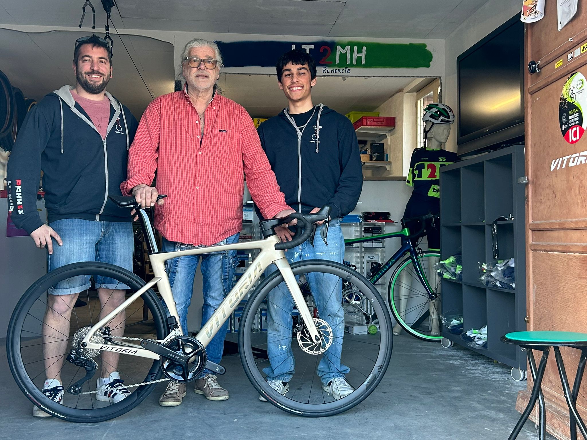 L'équipe LT2MH Bici dans l'atelier de Saône