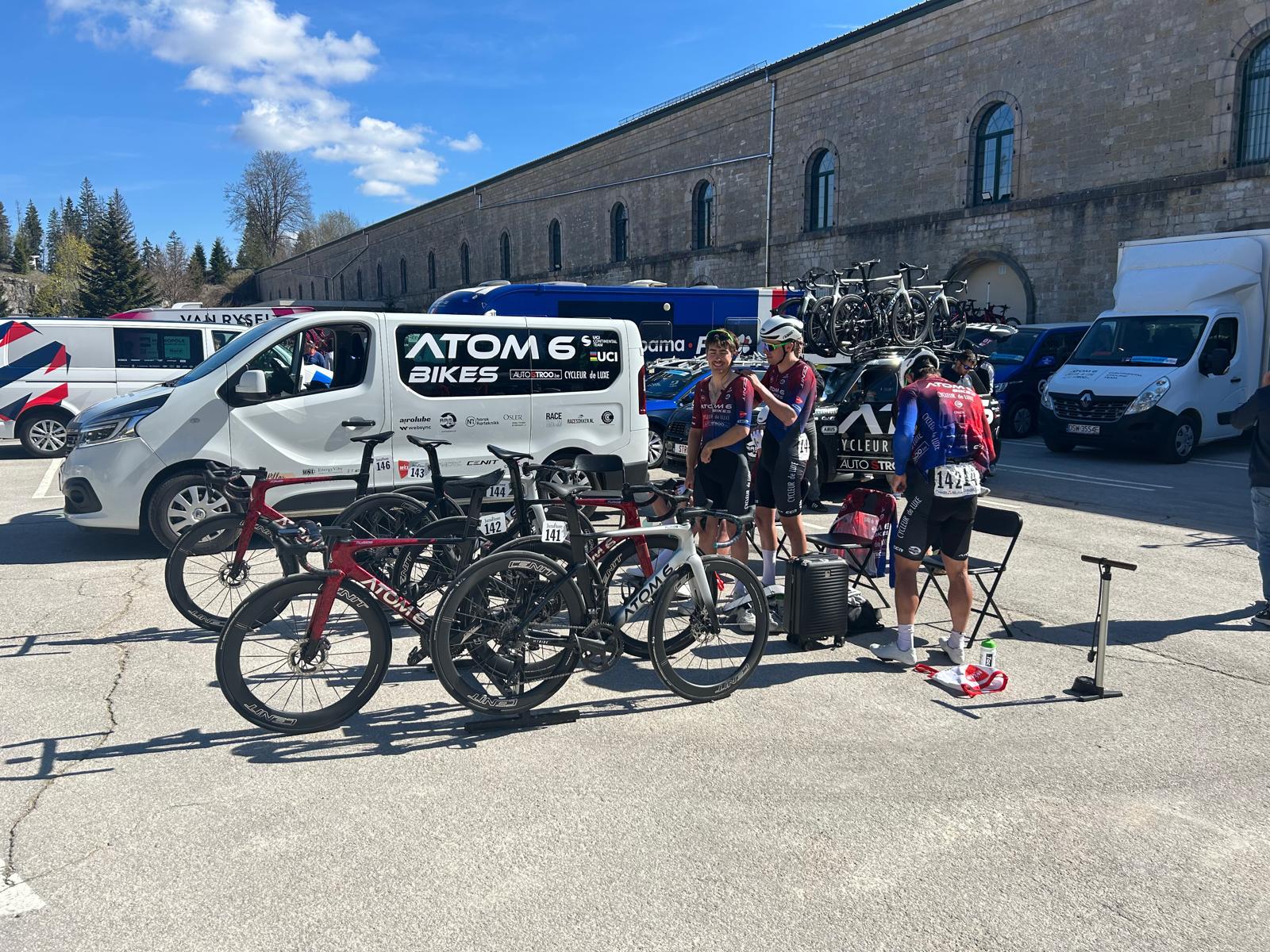 Équipe Atom 6 et ses vélos